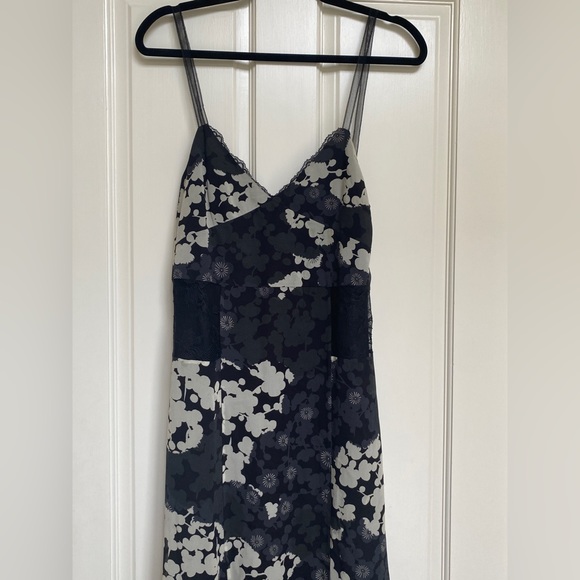 ALEXANDER MCQUEEN Lace-Paneled Floral-Print Silk Georgette Midi Dress - Picture 3 of 16